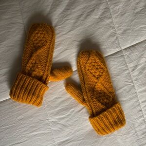 Yellow mittens / gold mittens